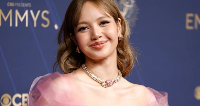 Lisa Tries Out the Glinda Look at the 2025 Emmys