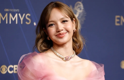 Lisa Tries Out the Glinda Look at the 2025 Emmys